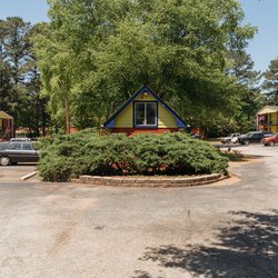 exterior view at Midwood Manor apartments Situated in the heart of the Southwest Marietta area at 2044 S Cobb Dr SE