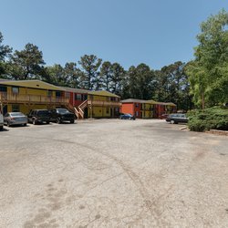 exterior view at Midwood Manor apartments Situated in the heart of the Southwest Marietta area at 2044 S Cobb Dr SE